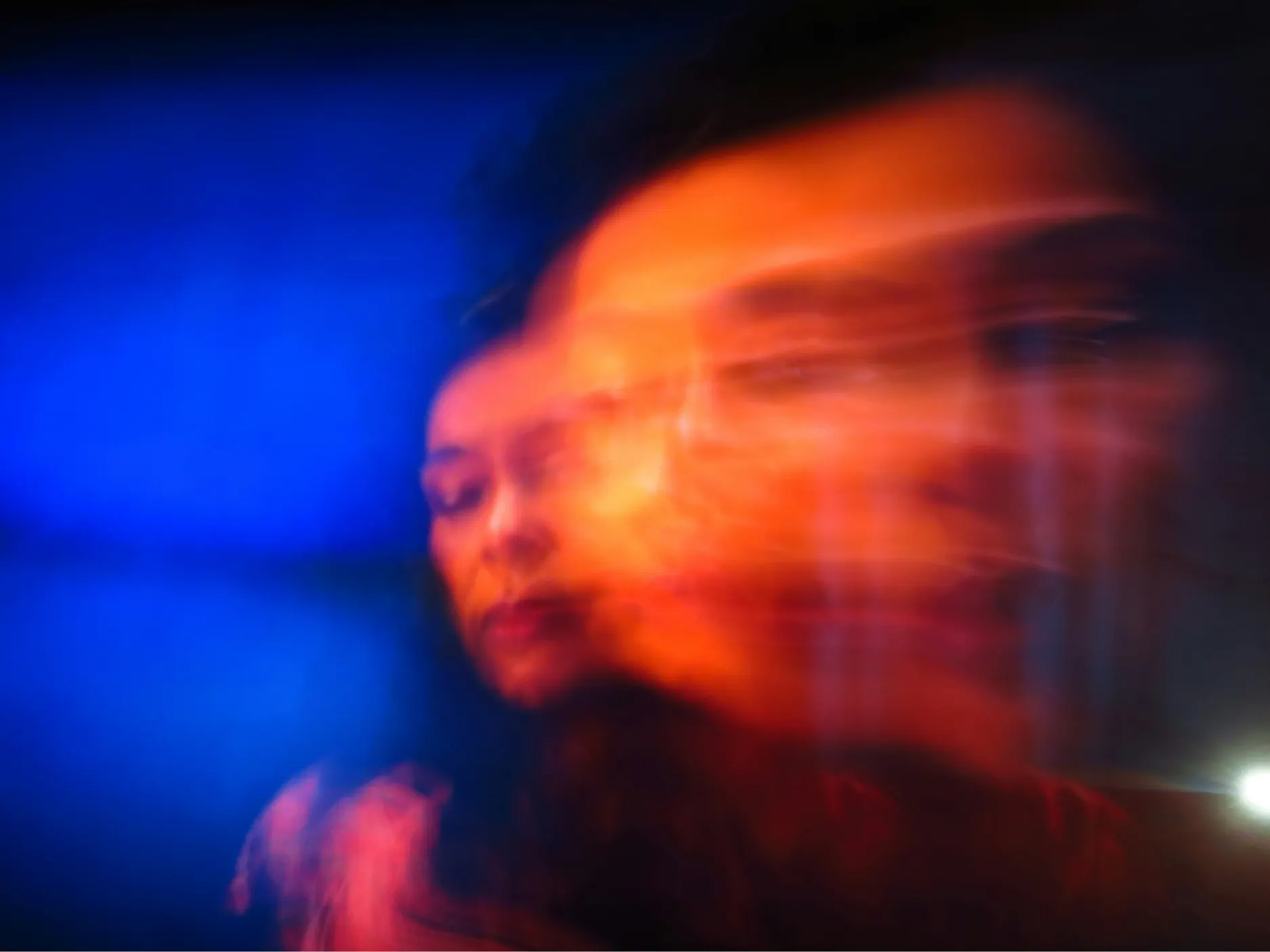 Fotografija zamegljenega ženskega obraza